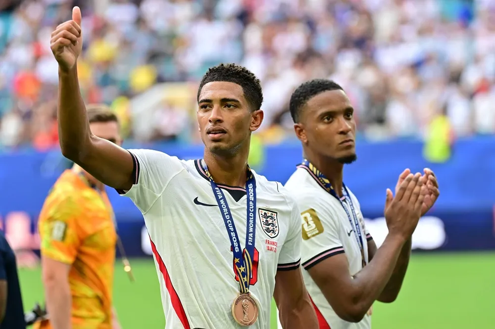 Jude Bellingham celebra tras marcar el gol que cerró el 6-4 con que Inglaterra derrotó a Francia.