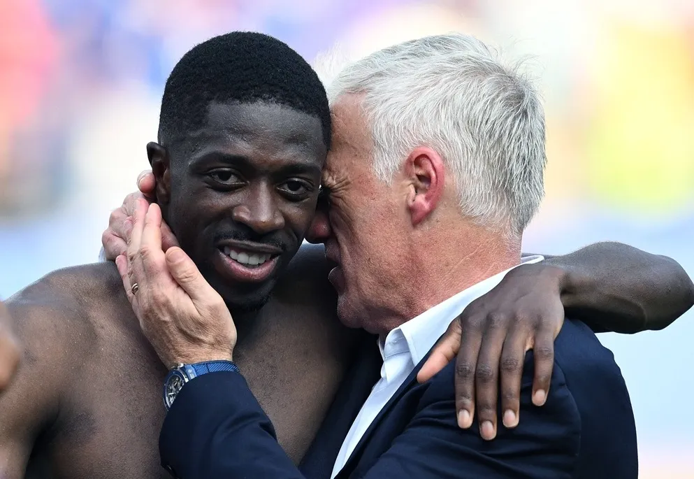 Ousmane Dembélé celebra junto a Didier Deschamps tras el gol con el que Francia venció a Marruecos.