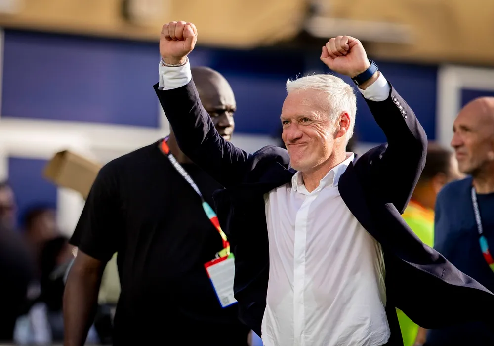 Didier Deschamps celebra después de que Francia venció a Marruecos y avanzó a semifinales del Mundial 2026.