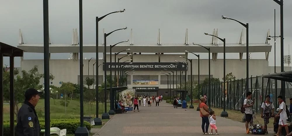 Guayaquil City contra Delfín  juegan en el estadio Cristian Benitez Betancourt.