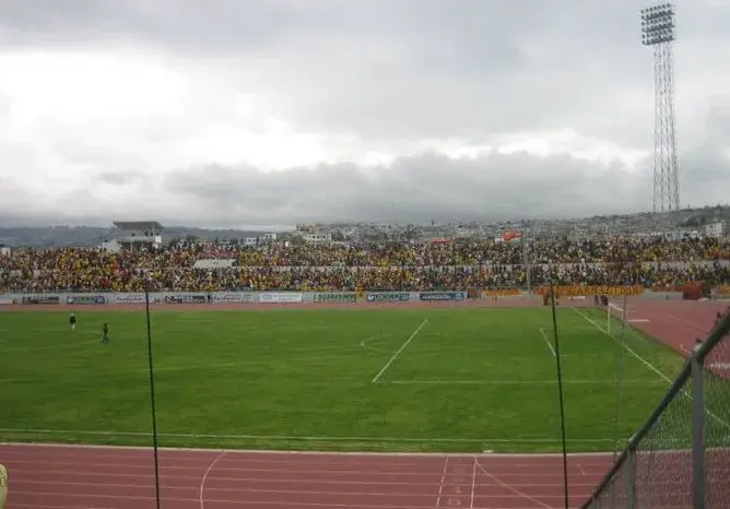 Leones del Norte contra Universidad Católica juegan en el estadio Olímpico de Ibarra.