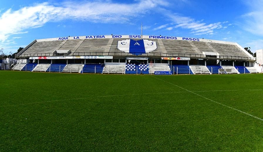 Juventud contra Montevideo City se enfrentan en el Estadio Parque Artigas