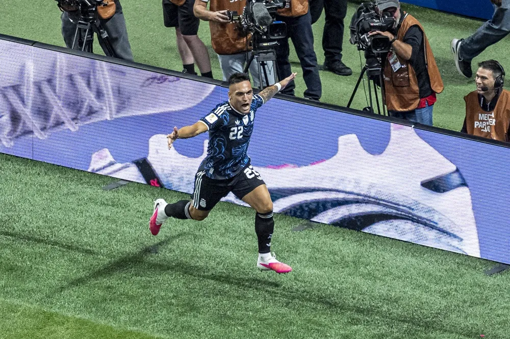 Lautaro Martínez celebra el segundo gol que le dio el triunfo a Argentina contra Inglaterra. Lautaro Martínez celebra el segundo gol que le dio el triunfo a Argentina contra Inglaterra.