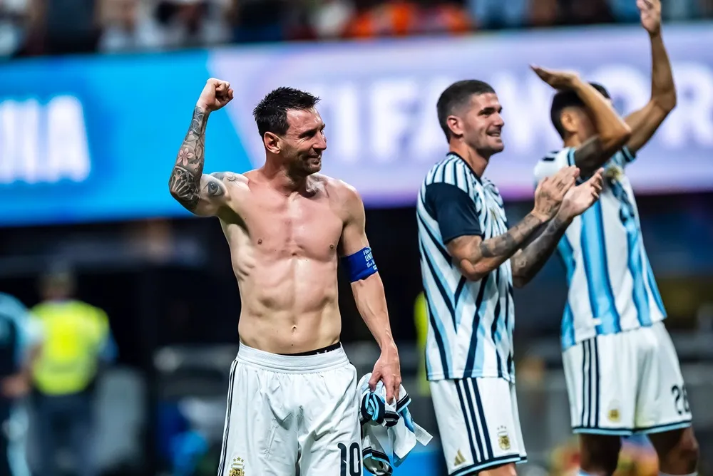 Messi y Rodrigo de Paul festejan que Argentina ganó y avanza en el Mundial.