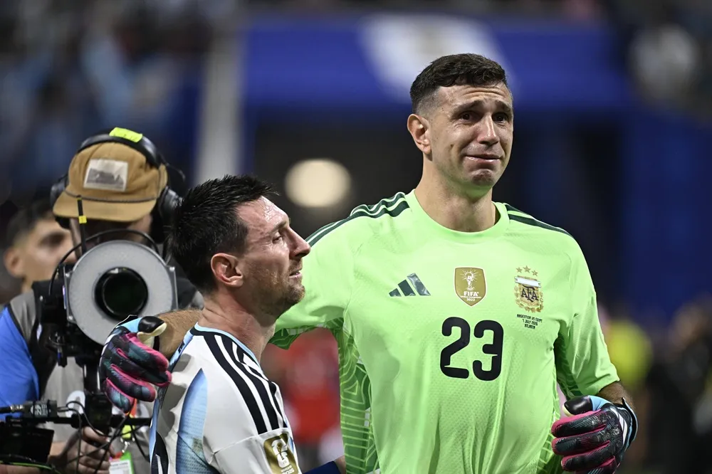 Messi y Dibu Martínez se emocionan después de que Argentina se salva y sigue en el Mundial.