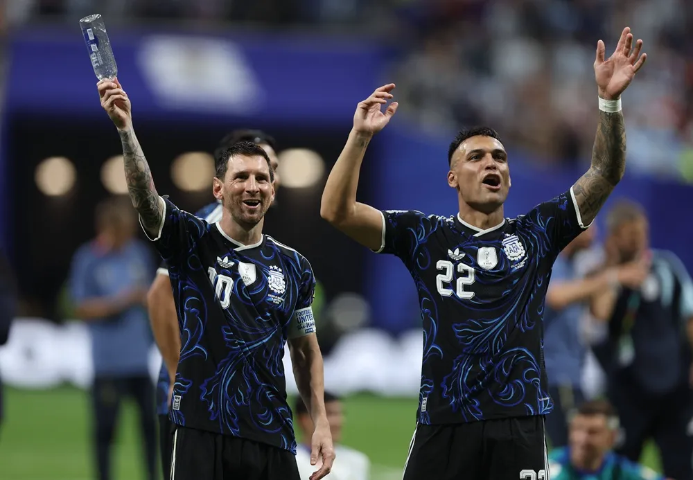 Lionel Messi y Lautaro Martínez celebran el triunfo de Argentina ante Inglaterra. Lionel Messi y Lautaro Martínez celebran el triunfo de Argentina ante Inglaterra.