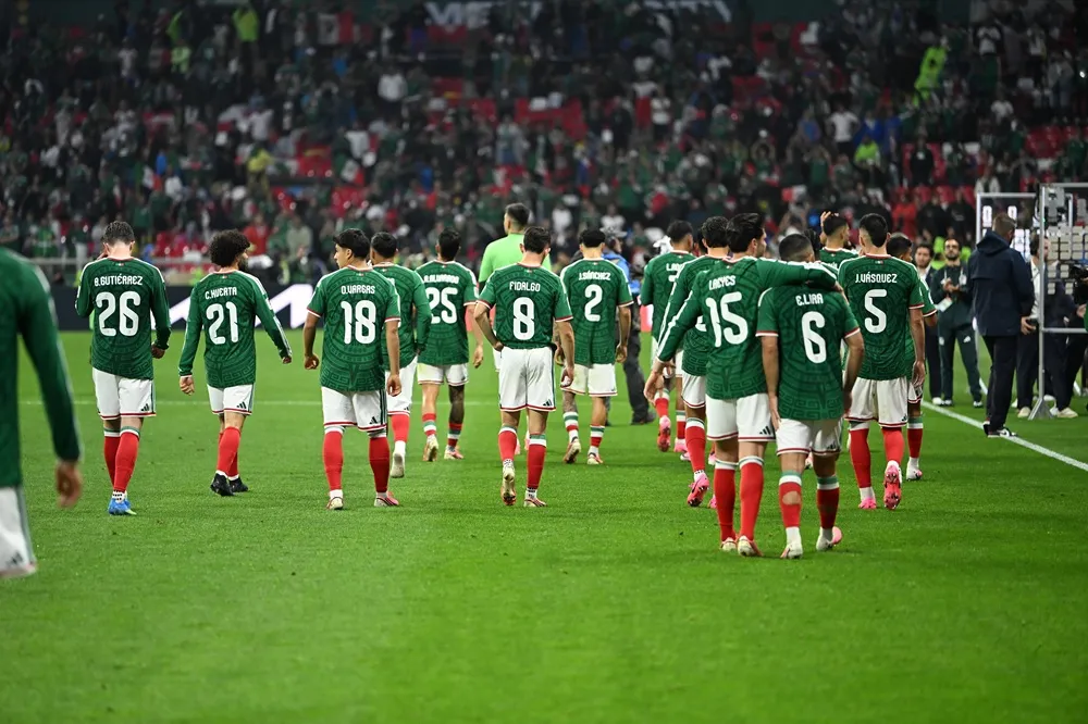México se retira de la cancha tras ser eliminado por Inglaterra. México se retira de la cancha tras ser eliminado por Inglaterra.