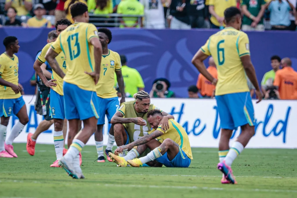 Neymar llora en la cancha junto a sus compañeros tras la derrota que dejó a Brasil fuera del Mundial ante Noruega. Neymar llora en la cancha junto a sus compañeros tras la derrota que dejó a Brasil fuera del Mundial ante Noruega.
