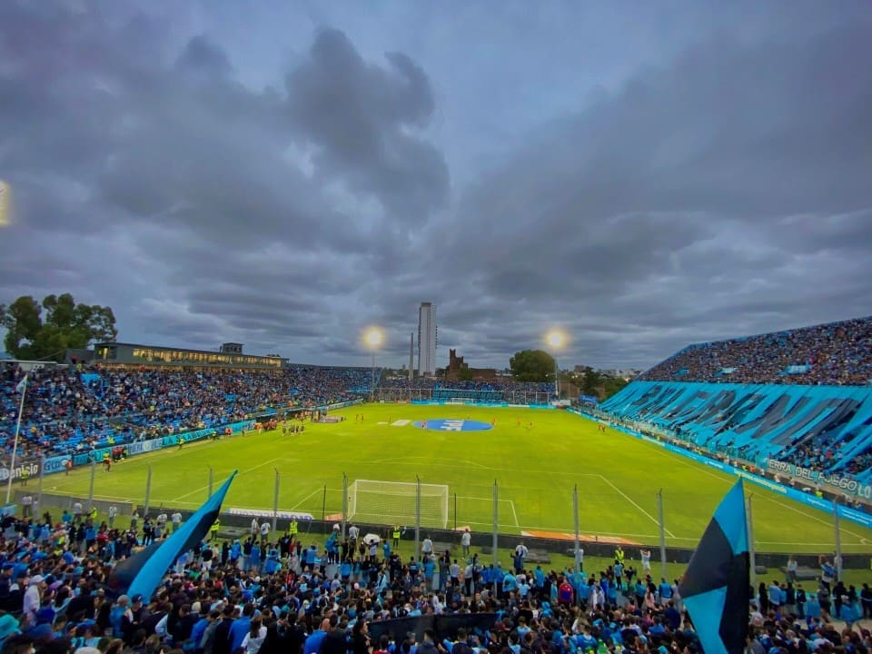 Estadio. Belgrano contra Aldosivi
