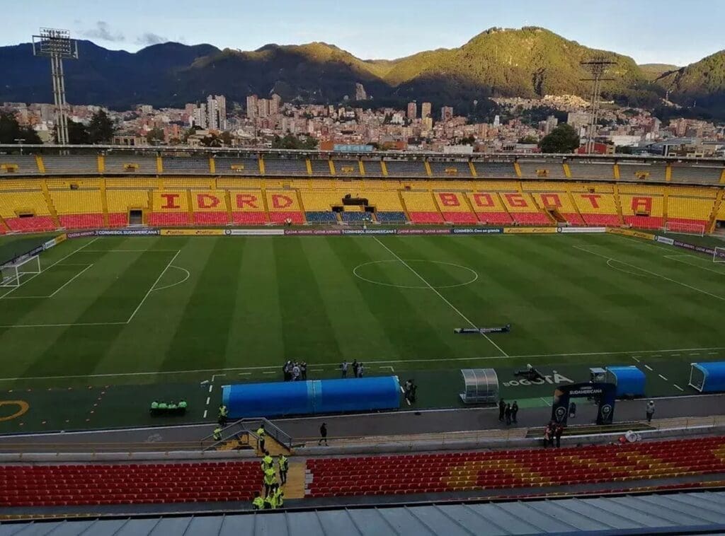 Independiente de Santa Fe contra América de Cali juegan en el Estadio Nemesio Camacho El Campín
