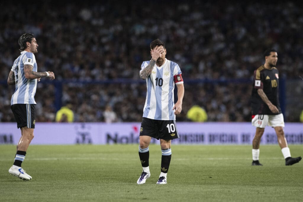 Lionel Messi y la Selección Argentina durante un partido, en un escenario marcado por el calor y la humedad que podrían influir en la Copa Mundial de Fútbol de 2026 y las apuestas deportivas.