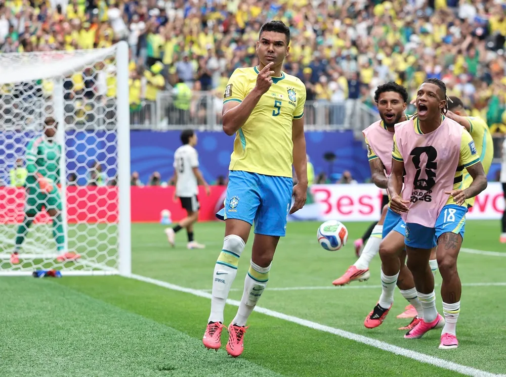 Casemiro festeja con sus compañeros el gol de Brasil ante Japón en los 16avos del Mundial 2026. Casemiro festeja con sus compañeros el gol de Brasil ante Japón en los 16avos del Mundial 2026.