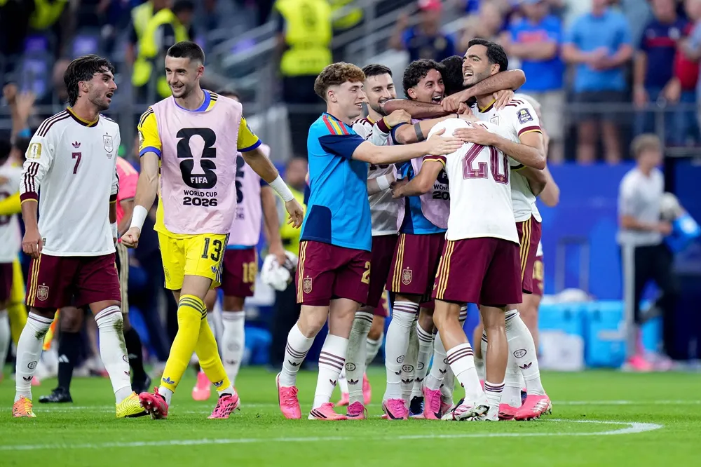 Jugadores de España celebran la victoria contra Francia y la clasificación a la final del Mundial 2026. Jugadores de España celebran la victoria contra Francia y la clasificación a la final del Mundial 2026.