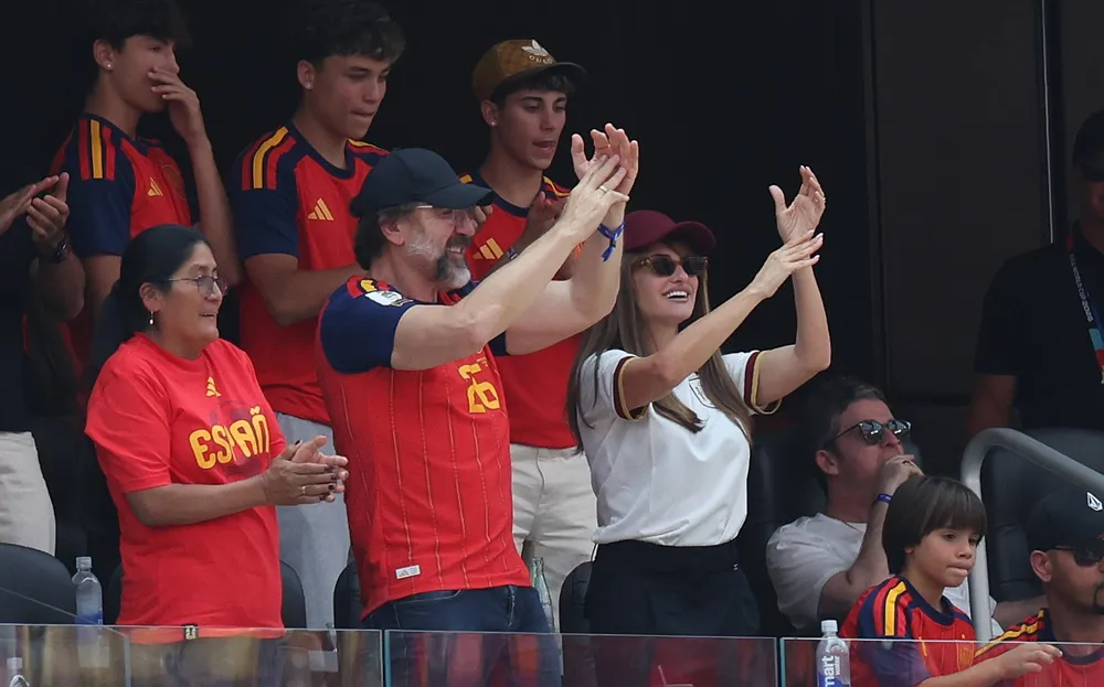 Javier Bardem y Penélope Cruz aplauden en la tribuna durante el partido donde España eliminó a Bélgica. Javier Bardem y Penélope Cruz aplauden en la tribuna durante el partido donde España eliminó a Bélgica.