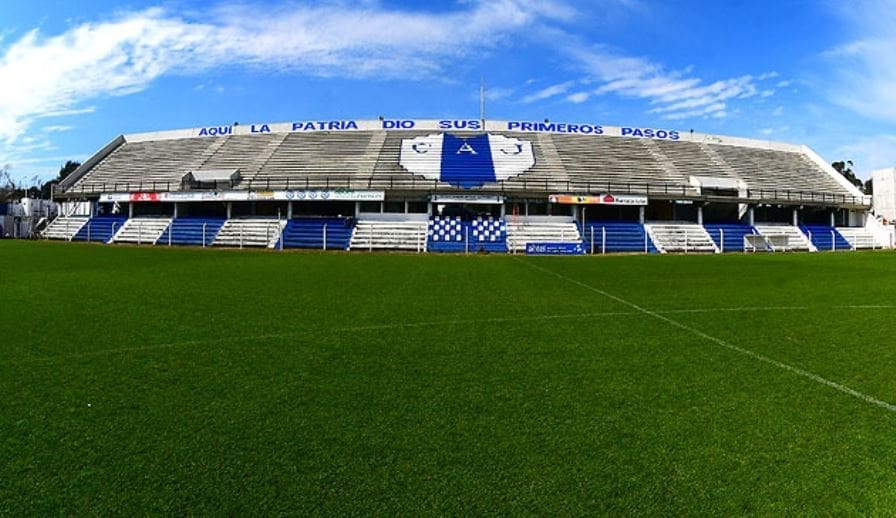 Juventud contra Montevideo City se enfrentan en el Estadio Parque Artigas
