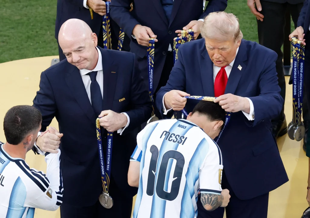 Lionel Messi recibe la medalla de subcampeón tras la derrota de Argentina ante España. Lionel Messi recibe la medalla de subcampeón tras la derrota de Argentina ante España.