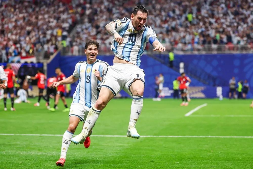 Messi y Julián Álvarez celebran el triunfo de Argentina frente a Egipto y que avanzan en el Mundial 2026.