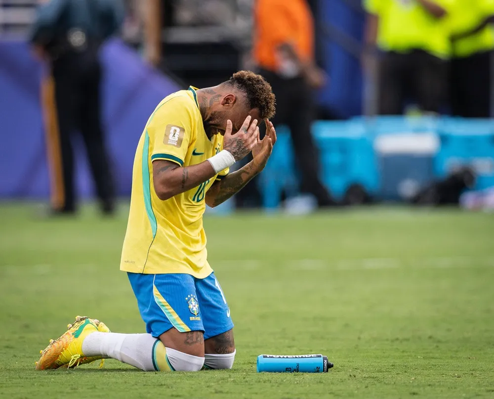 Neymar desconsolado luego de que Brasil quedara fuera del Mundial. Neymar desconsolado luego de que Brasil quedara fuera del Mundial.
