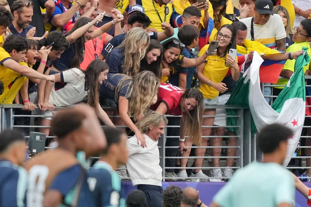 Sebastián Beccacece celebra con su familia y los hinchas que Ecuador venció a Alemania en el Mundial 2026.