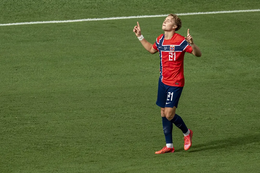Andreas Schjelderup celebra el gol de Noruega ante Inglaterra en el partido que definió el cruce de Argentina e Inglaterra en semifinales.