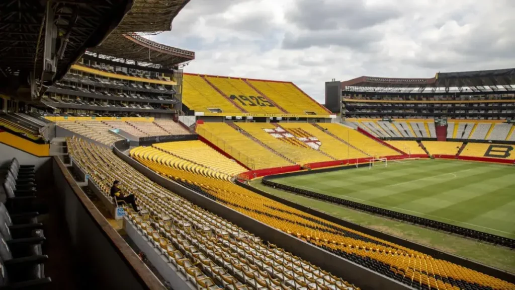 Barcelona SC contra Libertad juegan en el estadio Monumental Isidro Romero Carbo