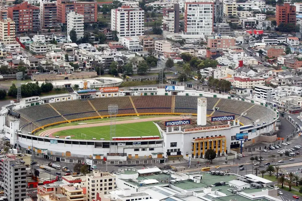 Universidad Católica contra LDU Quito juegan en el estadio Olímpico Atahualpa.