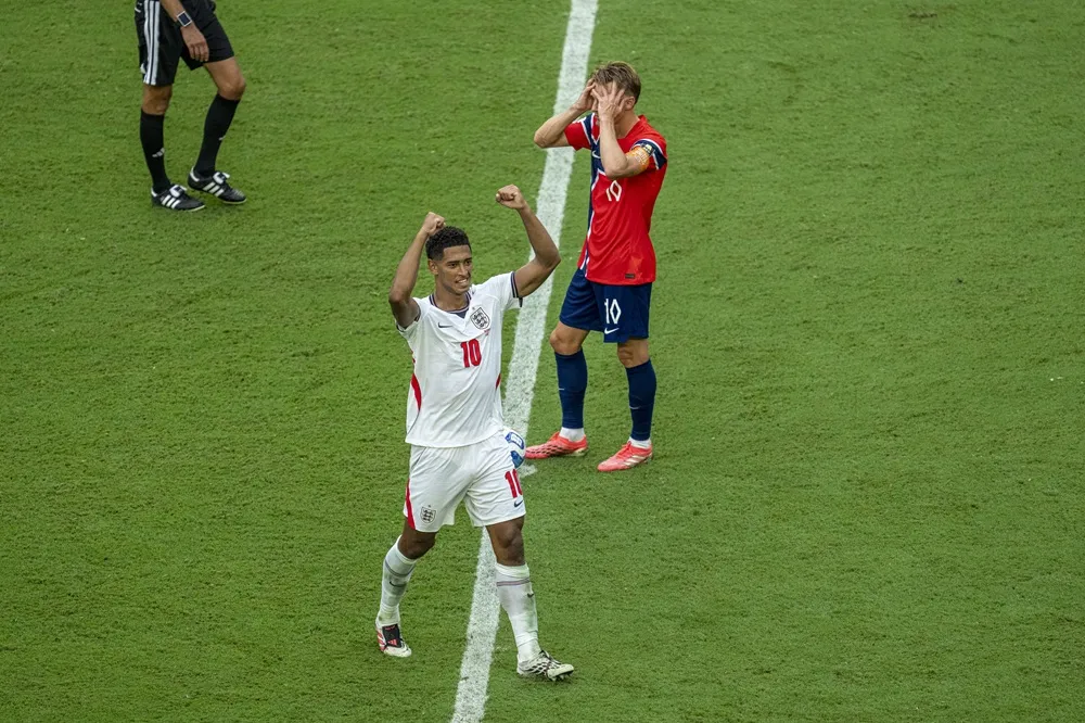 Jude Bellingham celebra después de marcar el gol con que Inglaterra eliminó a Noruega y avanzó a semifinales.