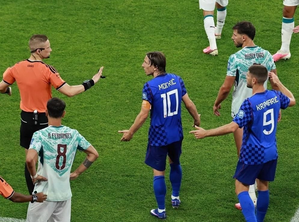 Luka Modric reclama al árbitro tras el gol anulado por VAR en el partido en que Portugal venció a Croacia