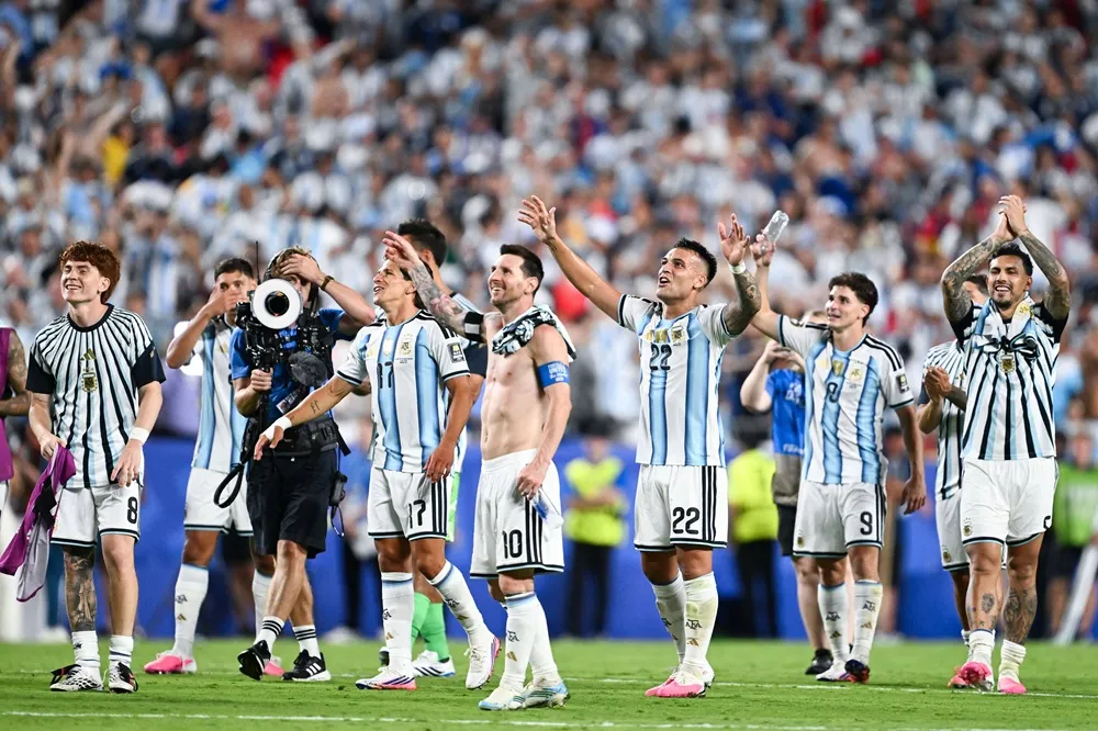 Messi y jugadores de Argentina celebran el pase a semifinales del Mundial 2026, donde enfrentarán a Inglaterra.