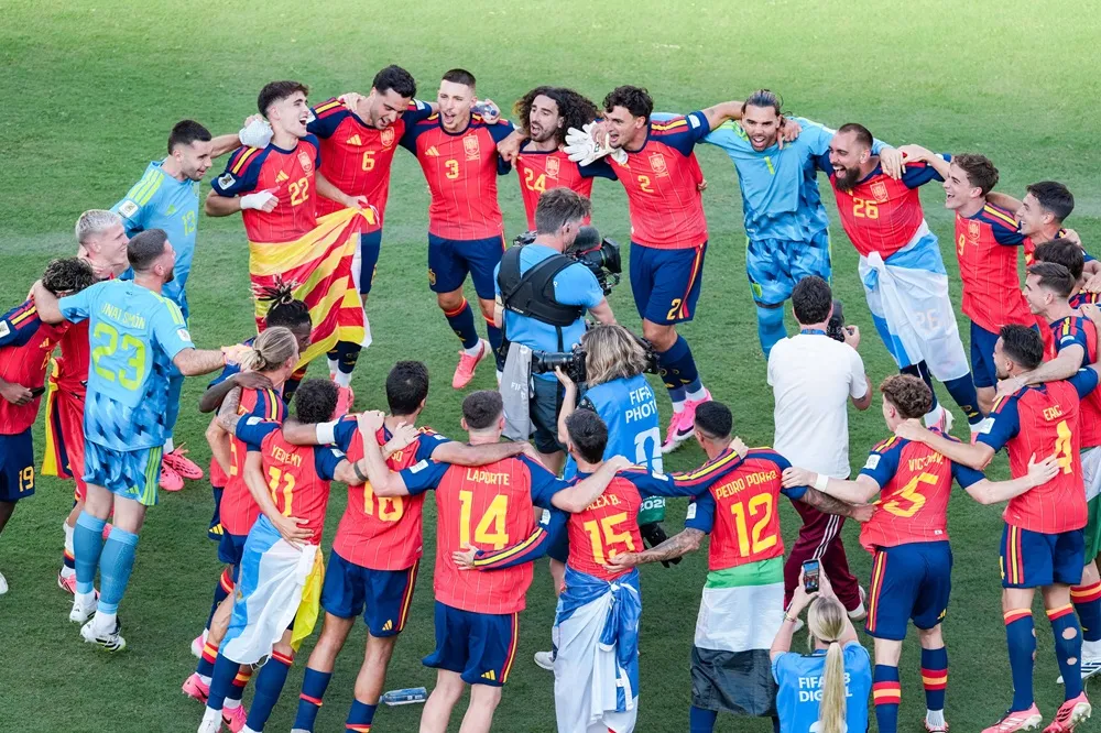Jugadores de España celebran en el campo tras ganar la final del Mundial 2026 ante Argentina. Jugadores de España celebran en el campo tras ganar la final del Mundial 2026 ante Argentina.